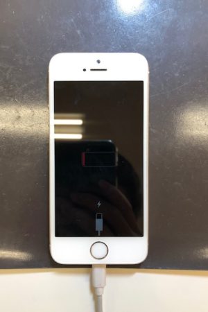iPhoneSEコネクタ修理（充電口）【神戸市垂水区よりご来店】